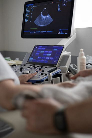 <p>
	Далее врач проводит ультразвуковое исследование, по результатам которого формулирует выводы, выдает развернутую описательную часть и заключение.
</p>